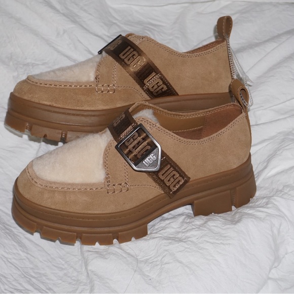 UGG SHOES NEW - Picture 3 of 3